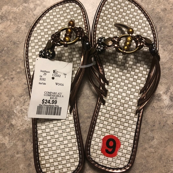 💥2/$25💥 Women’s Flip Flops - Picture 1 of 4